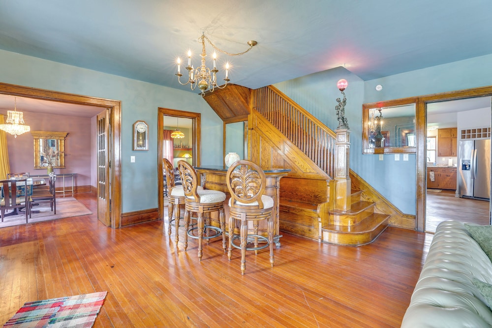 Group Getaway: Luxe Farmhouse in Mt Horeb!
