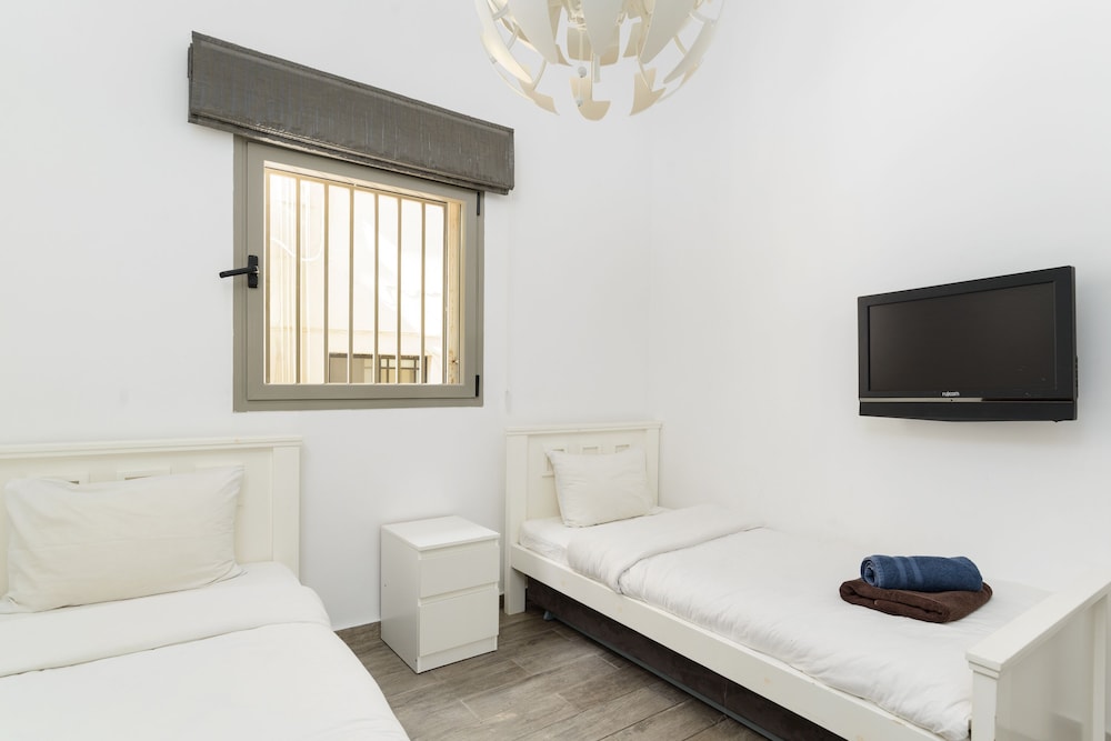 Family Apt & Private Garden near Beach by FeelHome