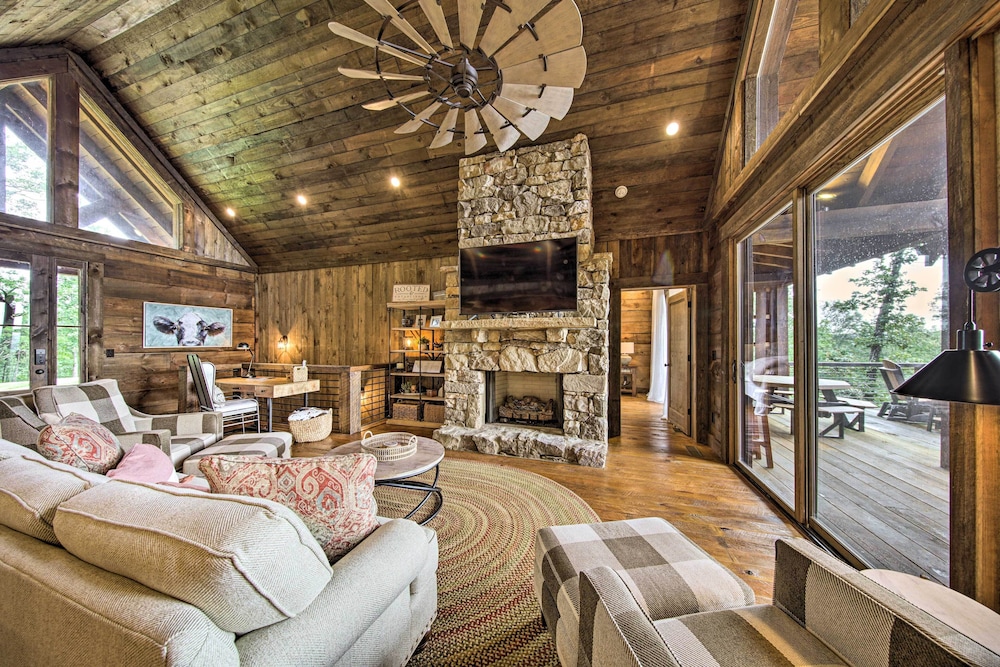 Luxury Mineral Bluff Cabin w/ Views & Hot Tub! view 5