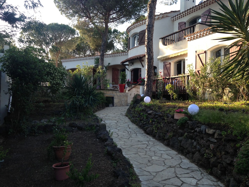 Maison d'hotes naturiste Villa PaulAna view 2