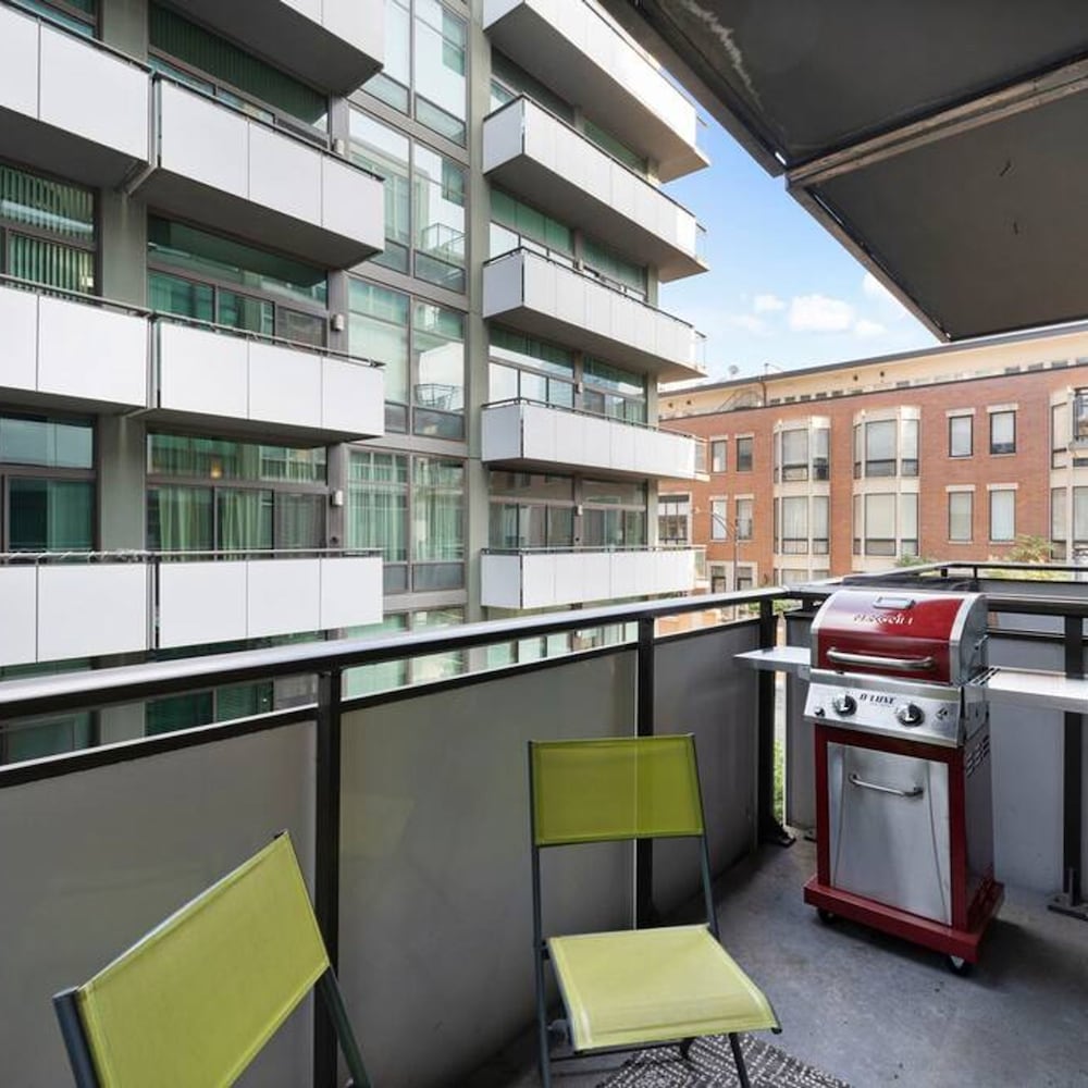 Sleek 2 Bed 2 Bath Condo in Trendy Fulton Market