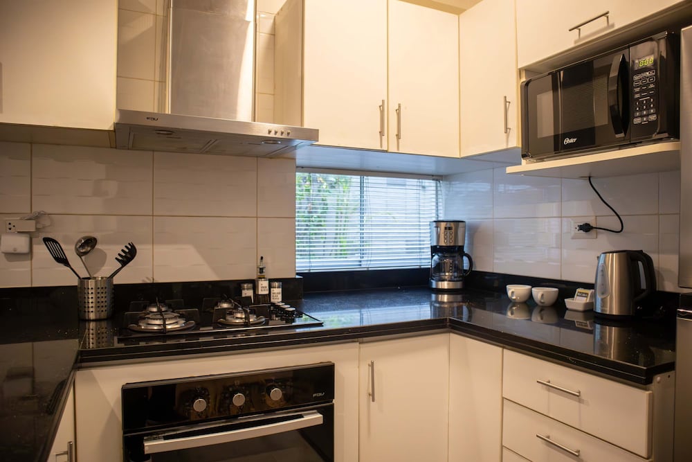 w Striking 1BR in Miraflores