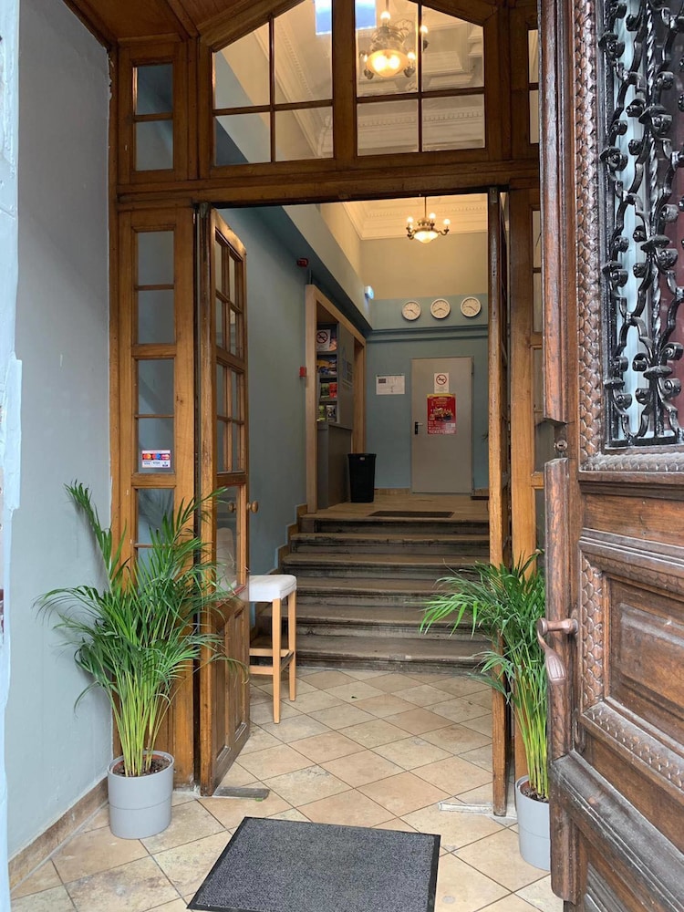 2B Hostel & Rooms