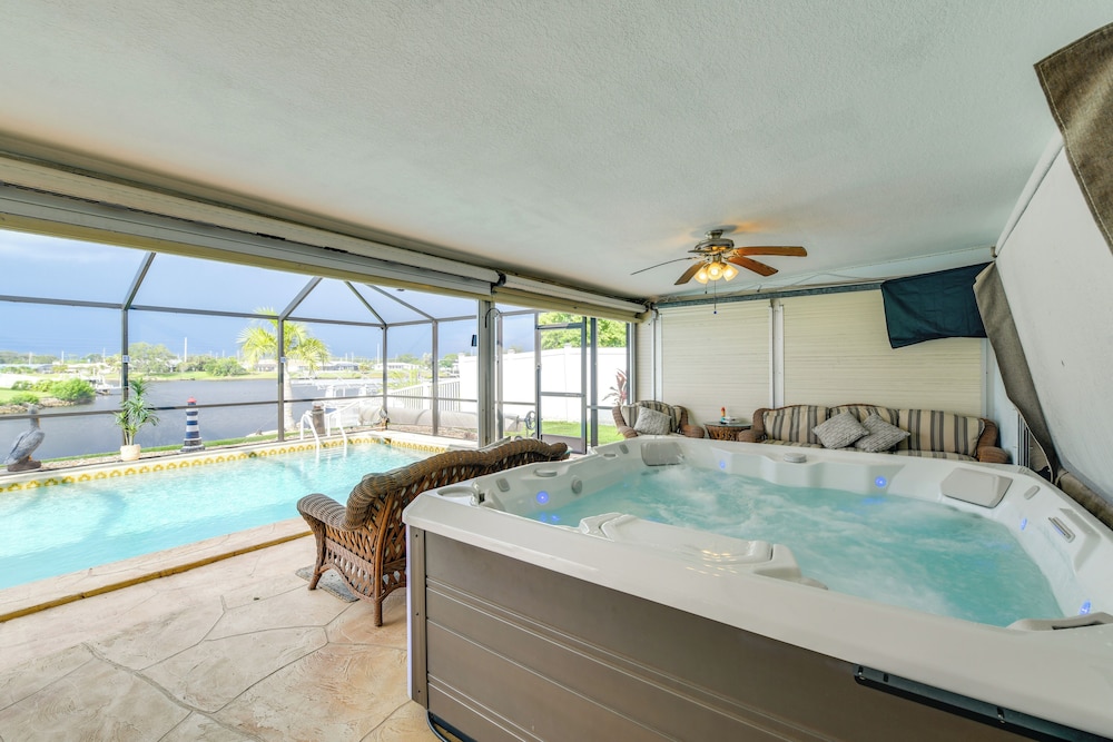 Fish, Swim & Relax: Canal-front Port Charlotte Gem
