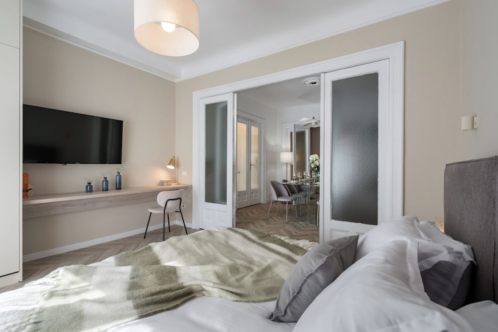 Refined & Spacious 3-Bedroom Flat Near Cismigiu, Balcony with Boulevard Views