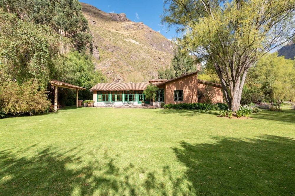 w Peaceful 4BR Villa With Nature View