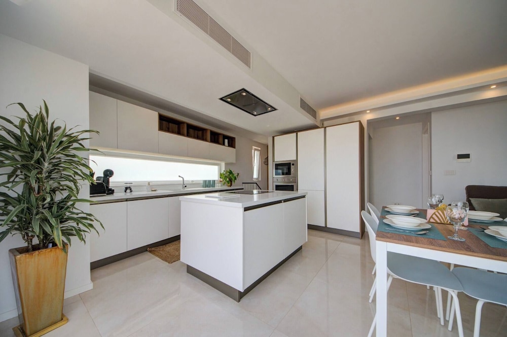 Luxury Penthouse With Private Pool and sea Views, Sleeps 6