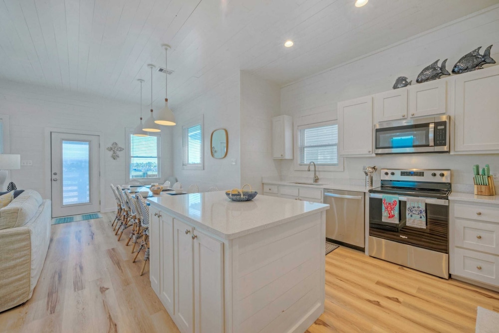 2 Homes, Sleeps 22 2 Private Pools, Firepit, Steps to Beach Boardwalk Access