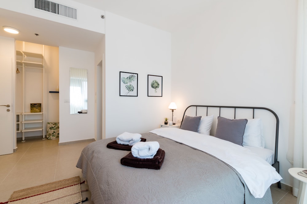 Artsy Modern Bright Apt in Bat Yam view 5
