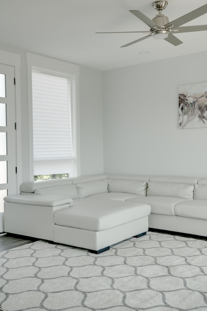Luxury Unit on 12th South view 5