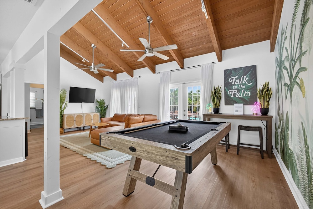 Luxury Meets Paradise Family-friendly 4BR w Pool