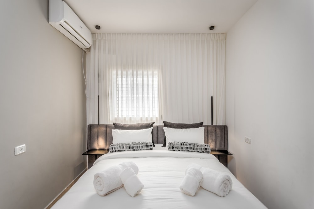 Stylish one BDR with balcony view 4