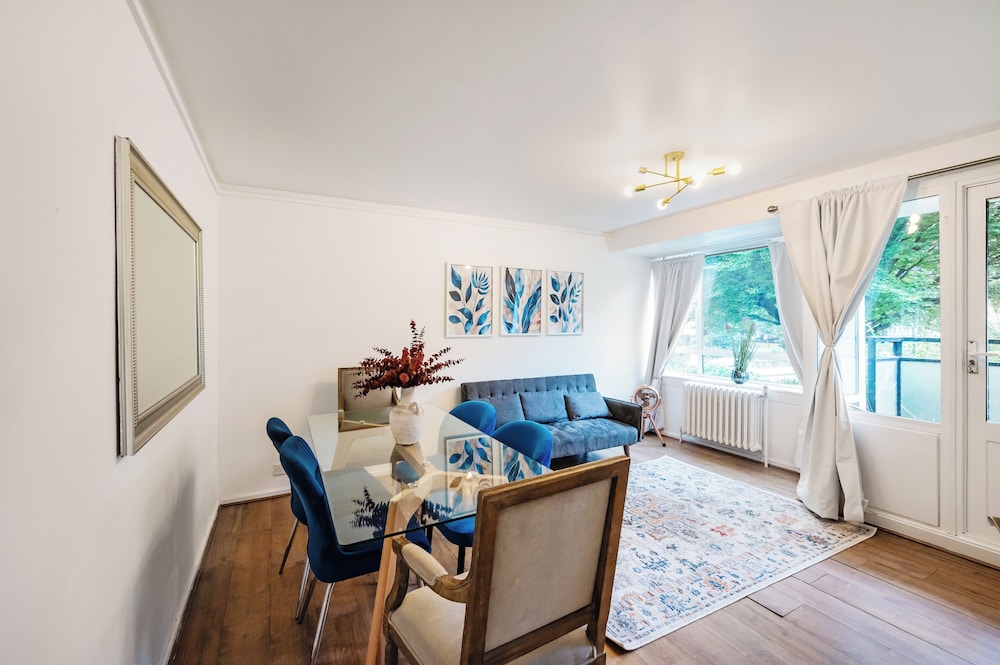 Cozy 2 bedroom flat- Heart of Victoria