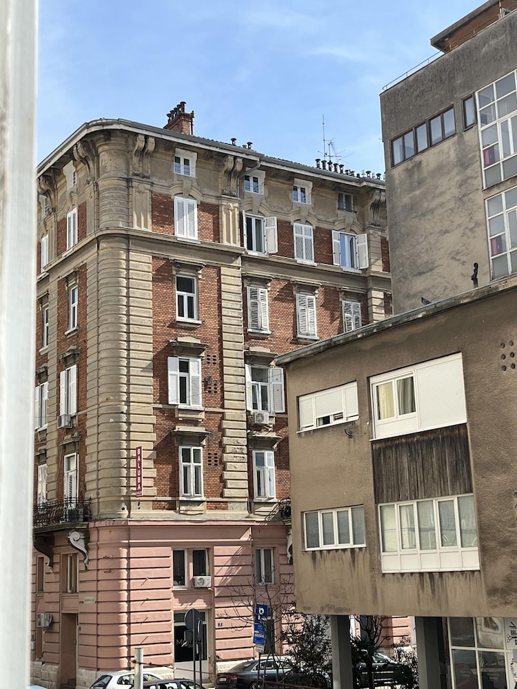 Tony's Apartments