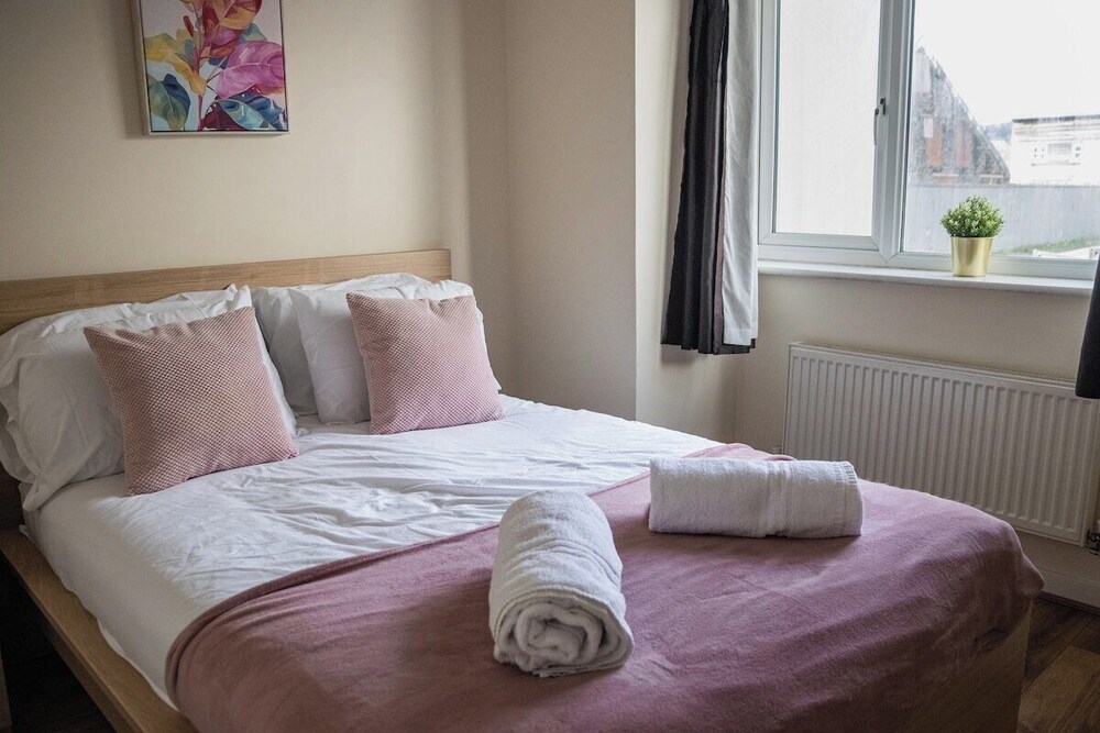 Bright 4-bed Swansea Getaway With Parking
