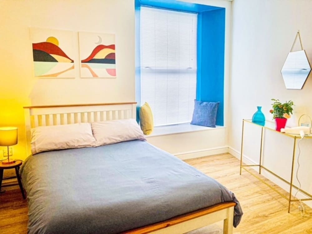 Stunning Renovated & Spacious 2 BR - 100m to Beach view 2