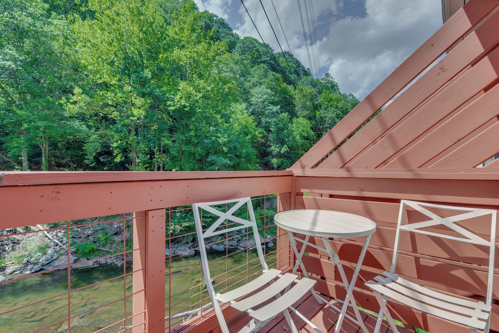 Modern, Dog-friendly Getaway on Cane River!