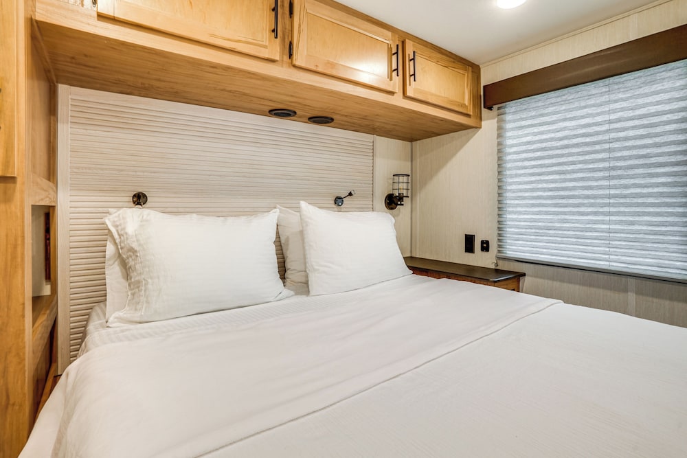 10 Mi to Leesylvania & River: Sleek Mobile Home