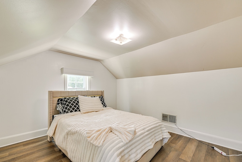 6 Mi to Dtwn: Charming Home w/ Yard in Charlotte