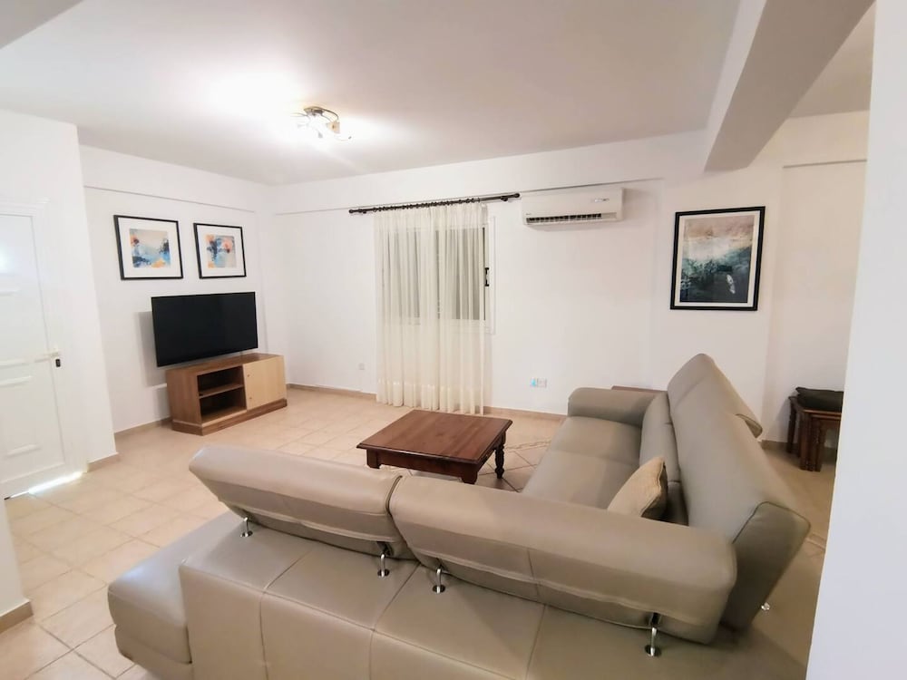 Sobella Villa - 3 Bedroom Villa With 10 x 4 Pool
