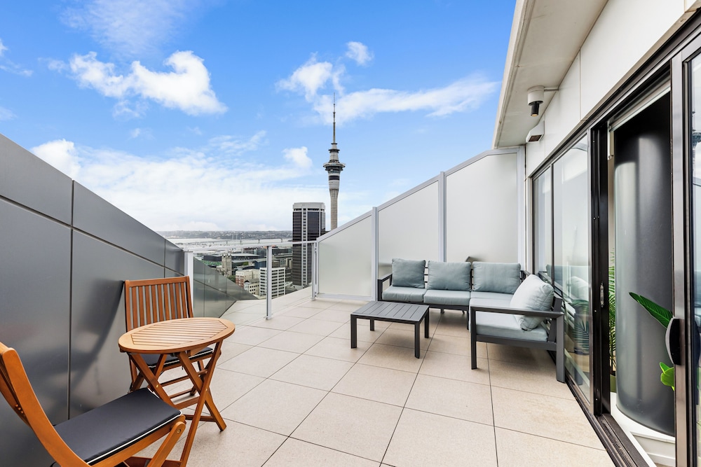 Pool, Gym & Modern 2BR Sky Tower View Zodiak Stays