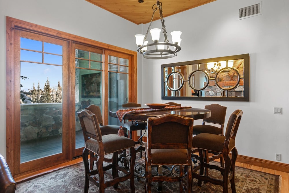 Grand Lodge - 3 Bedroom Deluxe #206 - Ski-in/out 3 Condo