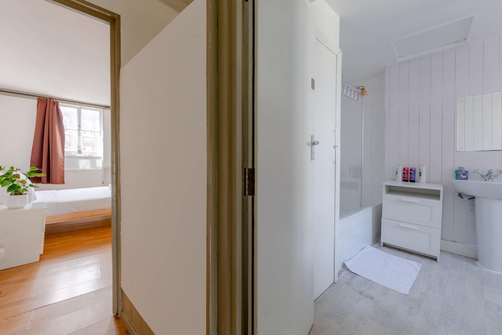 2BD Flat With Private Balcony - Shoreditch