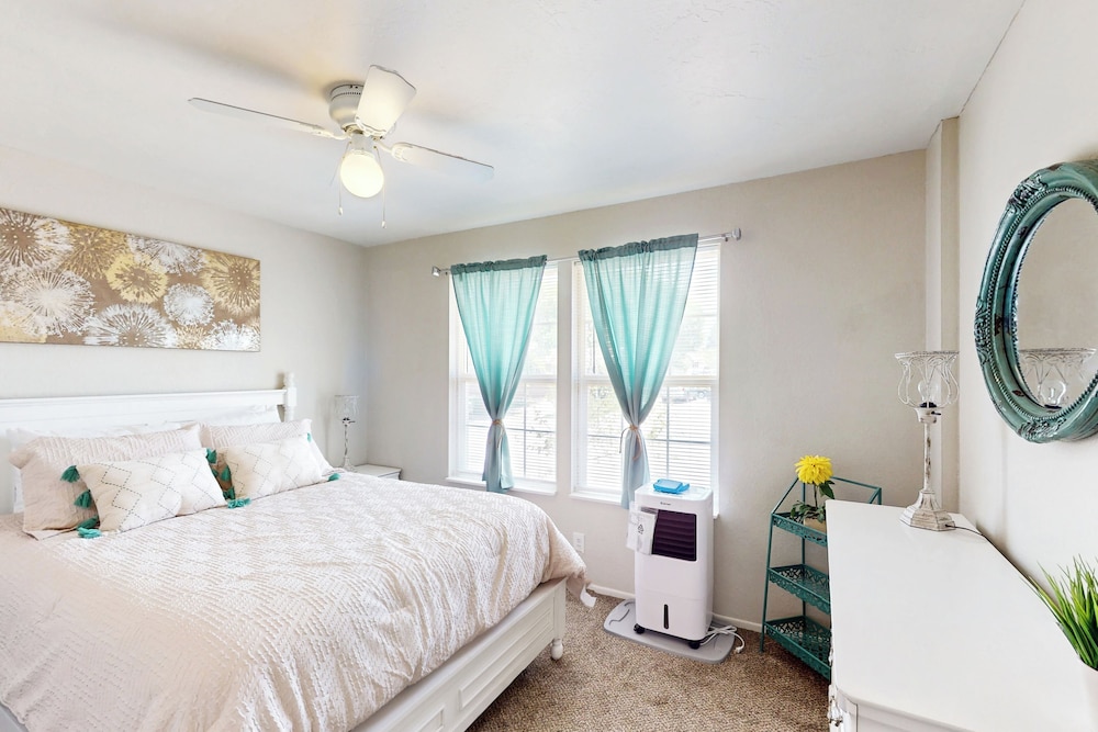 4BR Home w/ W & D, Private Backyard