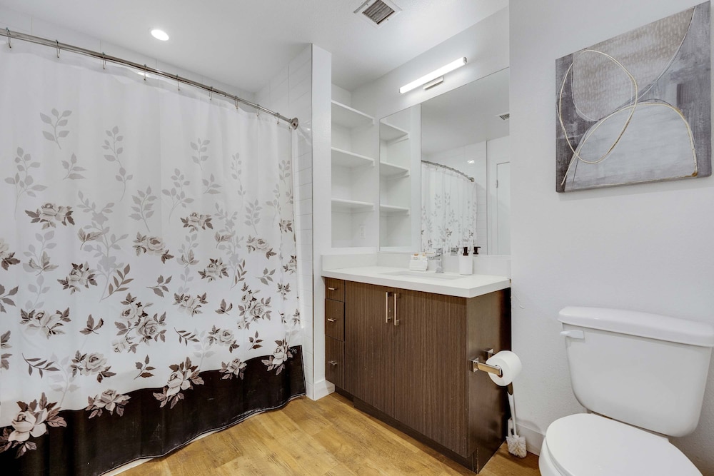 Stylish 2BR Family Apartment by Dtla