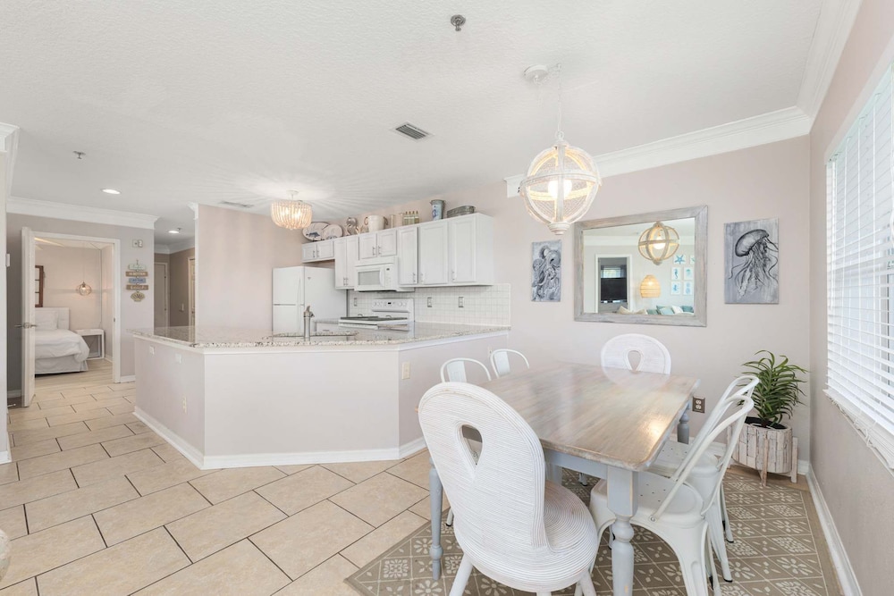 Seaside Haven: Stylish Condo, 3 Pools New Rental