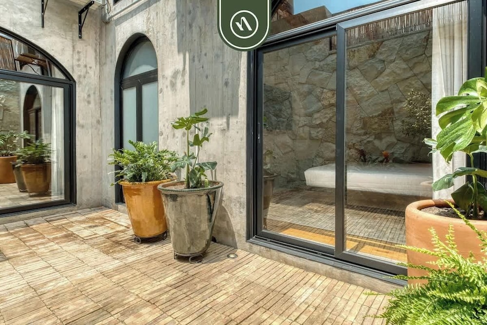 Luxury 3 BR House in Downtown - AC - Peaceful