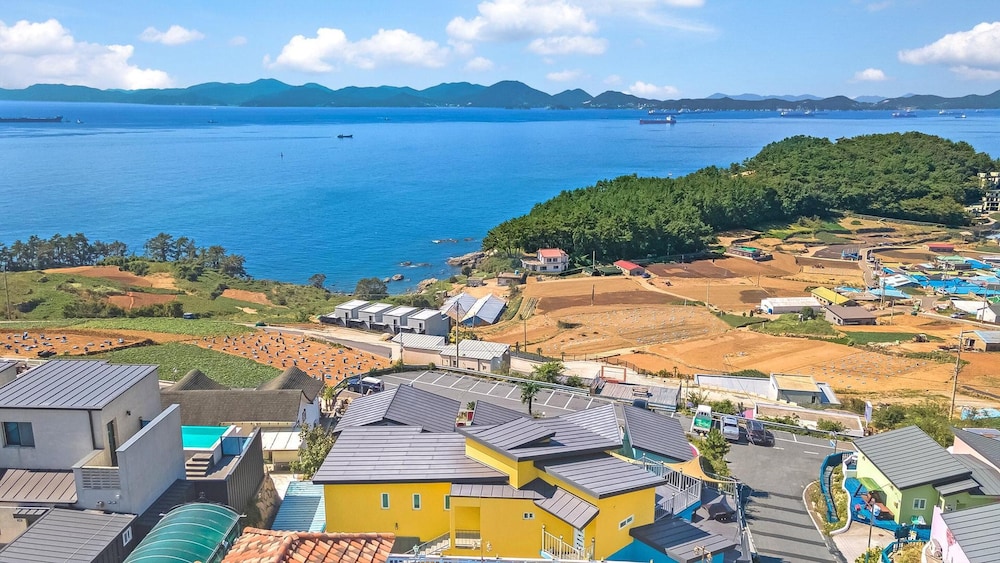 Namhae Gooreamyelmae Pension view 4