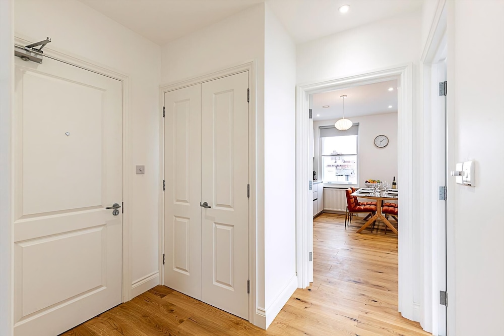 Light & Luxury Chelsea Apartment: Private Balcony!