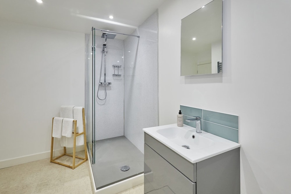 Host Stay Harrow Bothy
