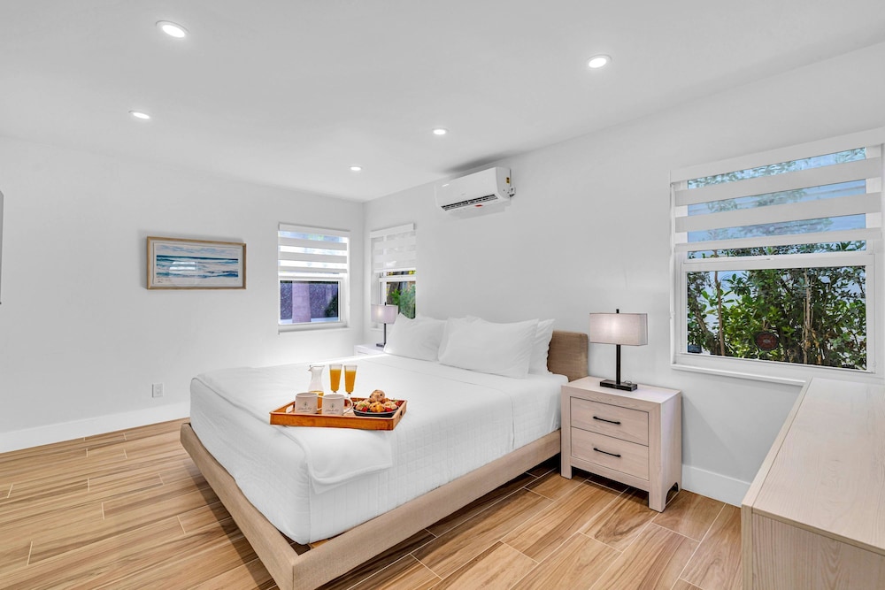 Beach Condo King Bed Lush Patio w BBQ Birch Key Five