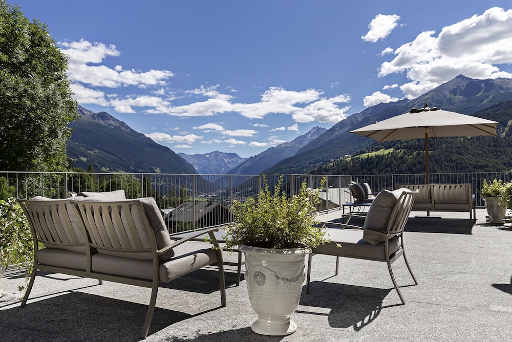 QC Terme Panoramic Apartament view 2