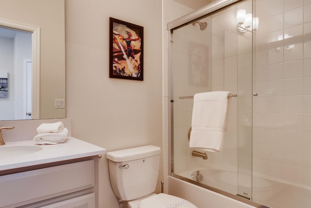 8992 CC - Exquisite 5 Bed Single Family