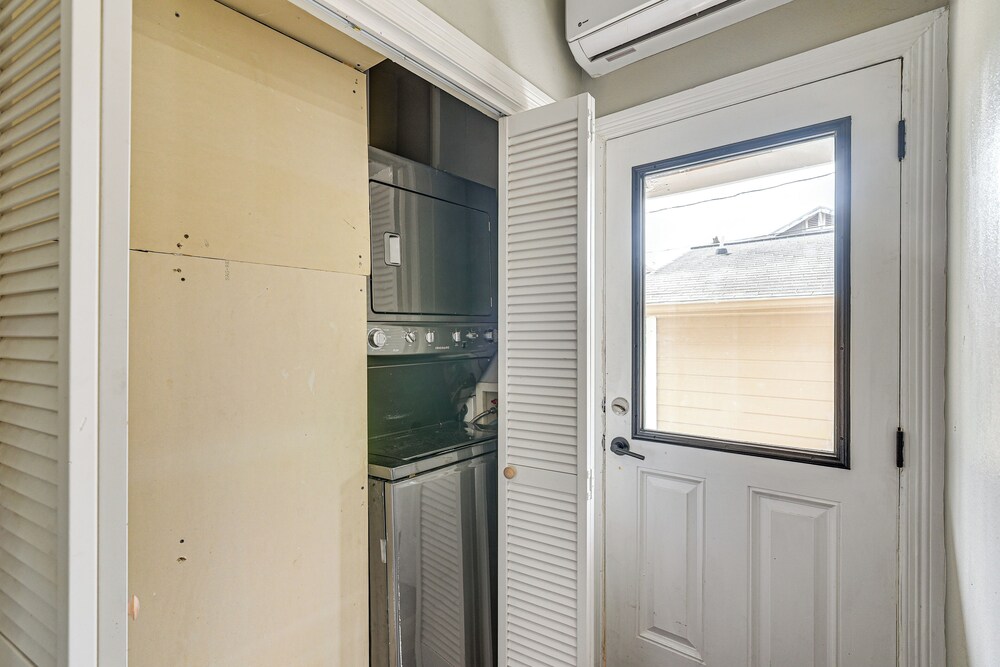 2 Mi to Dtwn: Walkable Apt in Houston!