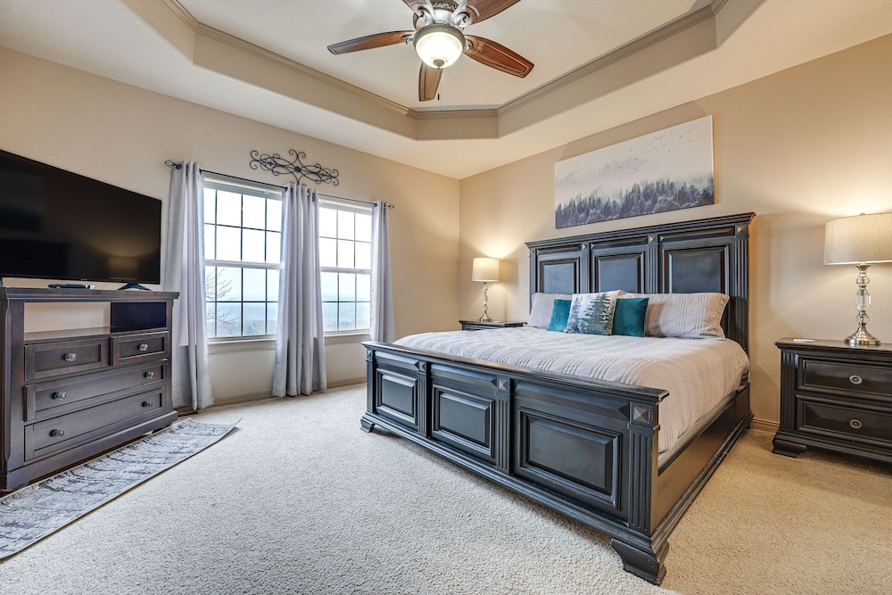 Relax Fireside: Branson West Gem w/ Hot Tub Access