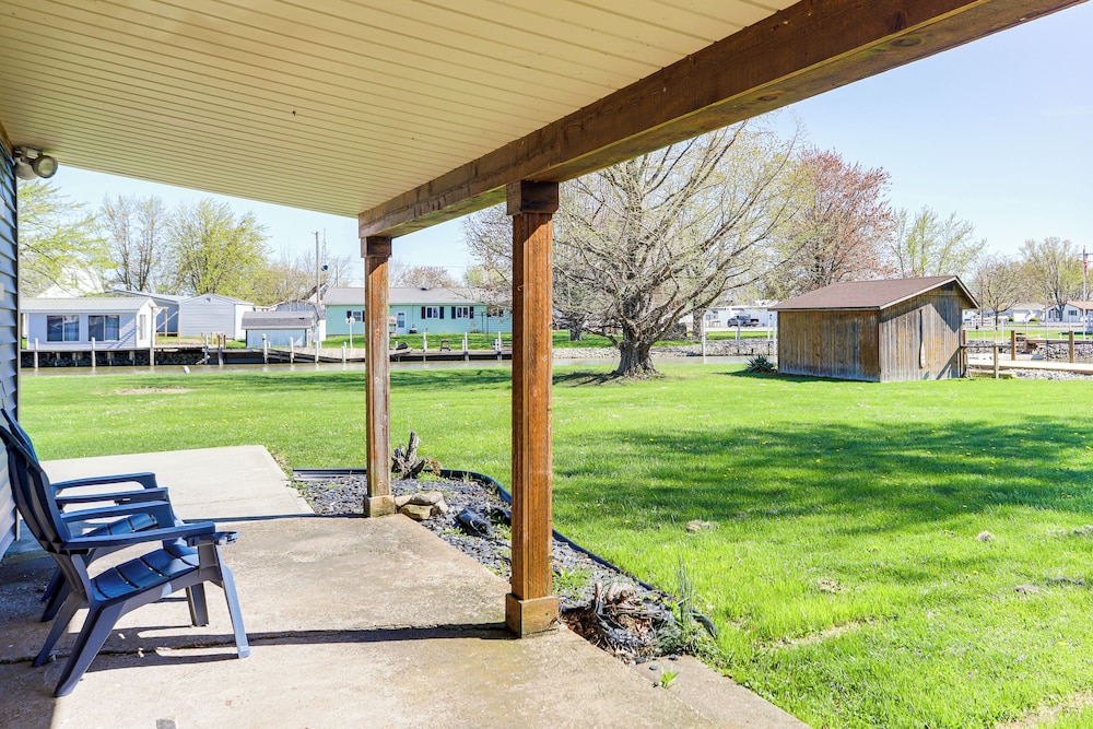 Waterfront Port Clinton Cottage w/ Fire Pit!