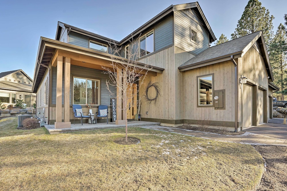 Luxury Mt Bachelor Retreat w/ Hot Tub & Patio