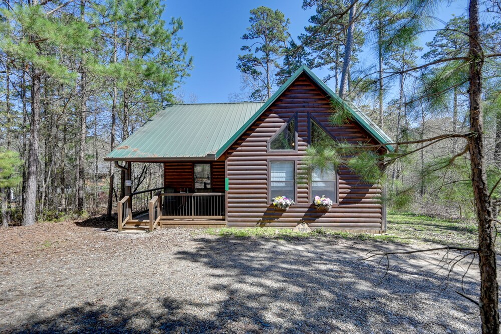 Broken Bow Cabin w/ Hot Tub & Fire Pit, Near Lake! in Broken Bow, US