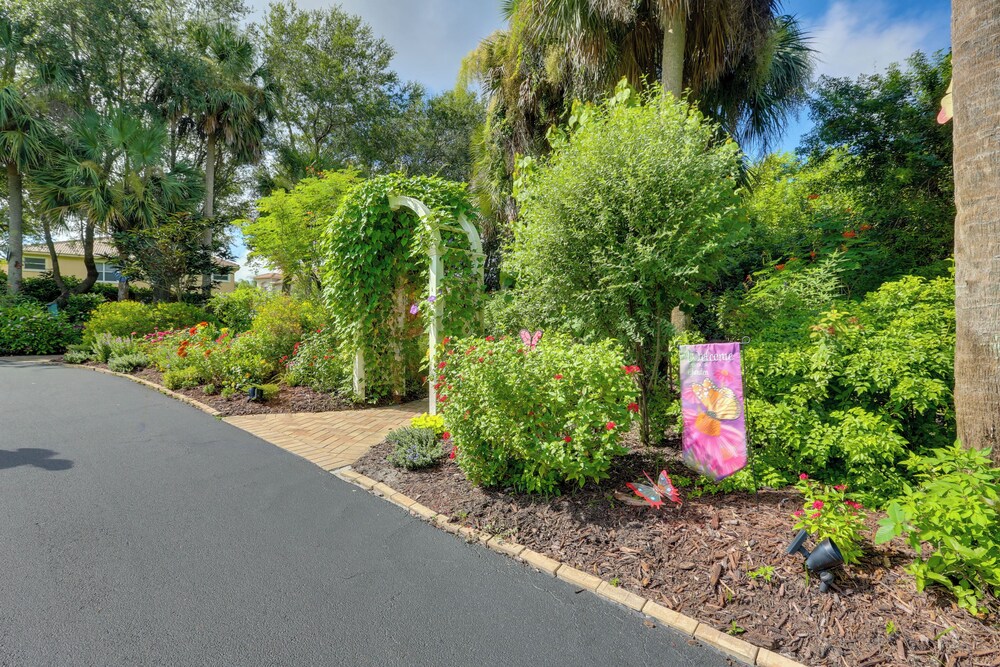 Lake View & Screened Balcony: Estero Getaway!