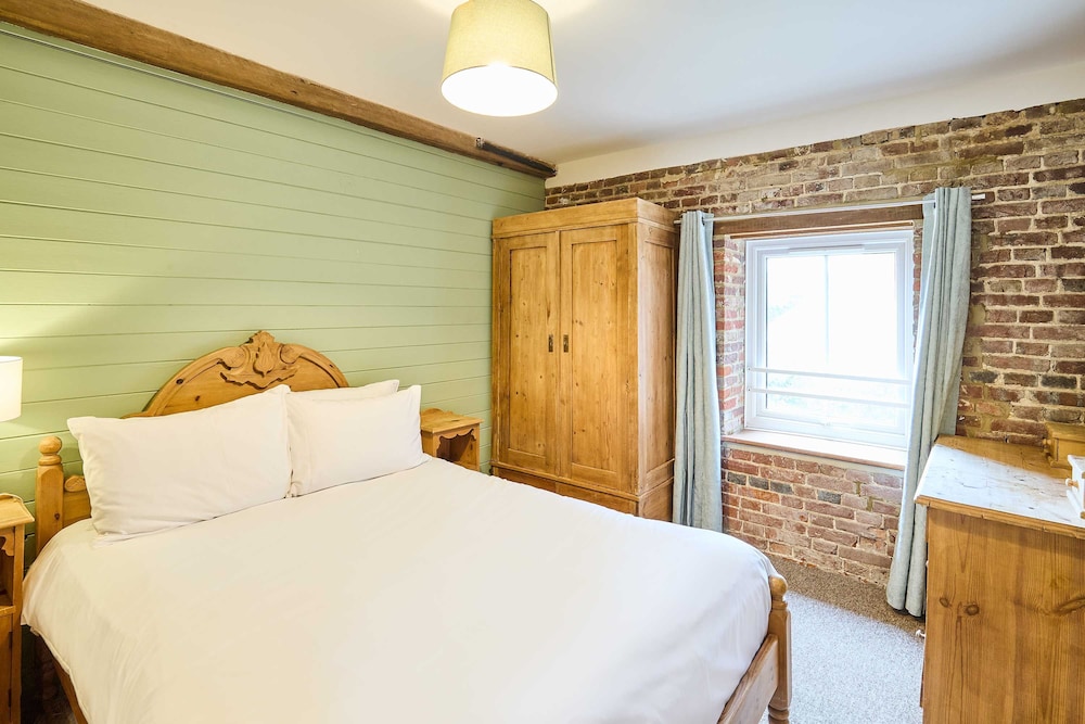 Host Stay West Barn