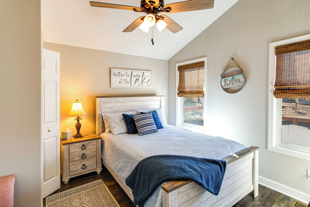 Lake Murray Retreat w/ Fishing Dock, Near Marinas!