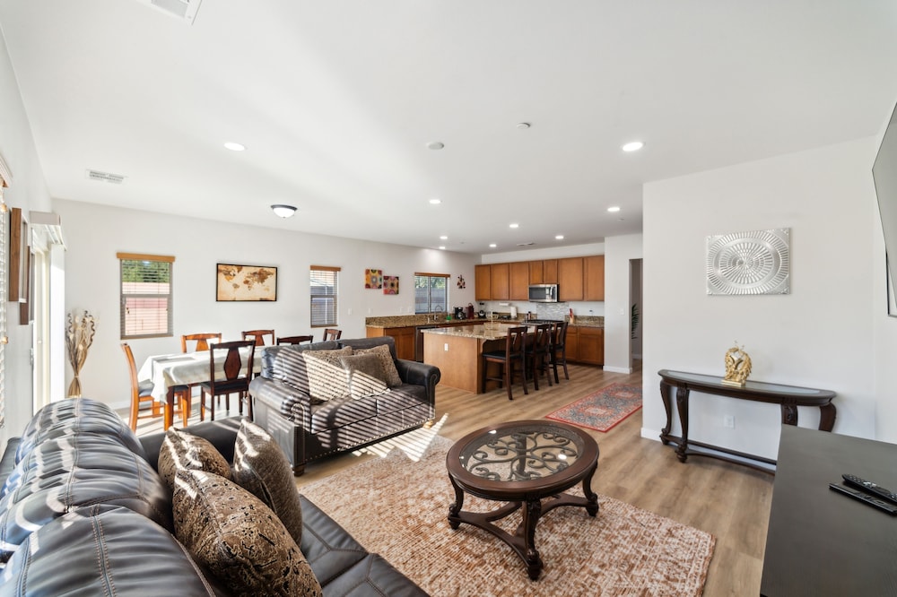 Charming Pet-friendly Getaway In Sunny Beaumont 4 Bedroom Home