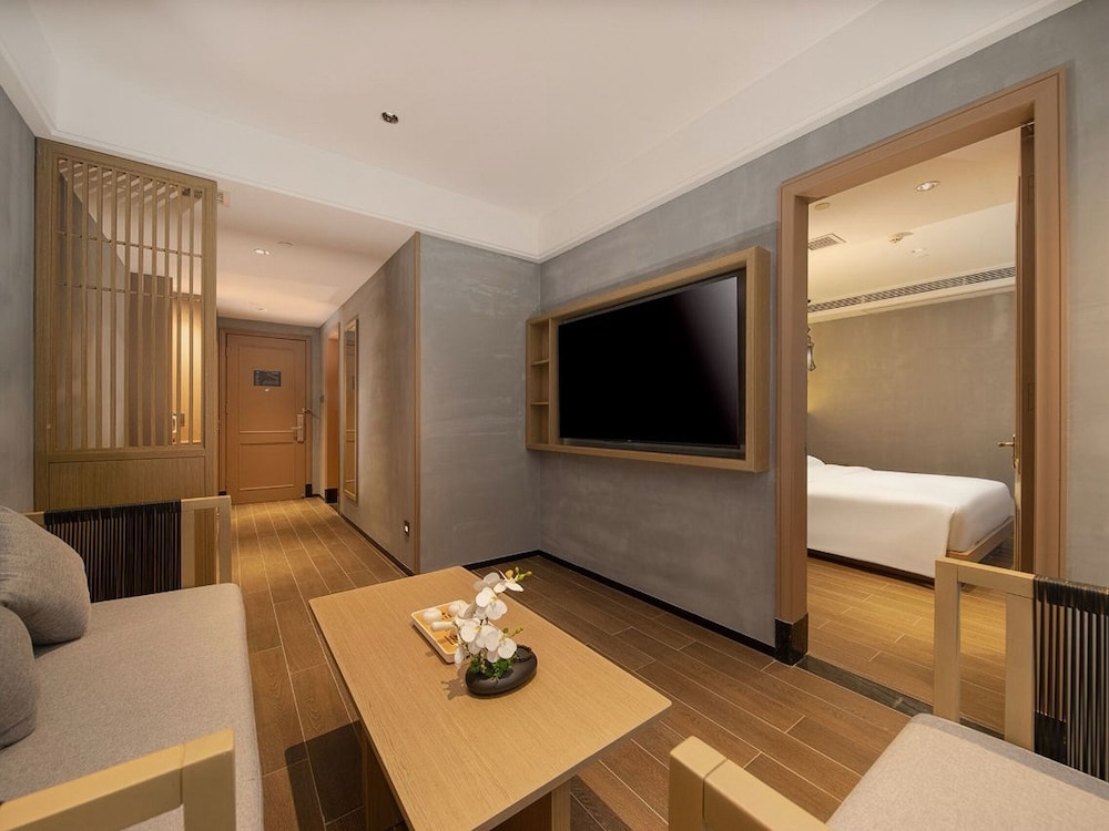 Trendy Romantic Hotel Guangzhou Panyu Qiaonan Aoyuan Plaza Branch - Free Deliver Service to Canton Fair Complex During Canton Fair Period