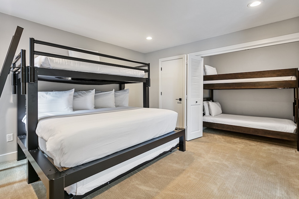1207 - Four Bedroom with Spa Pinnacle 4 Condo