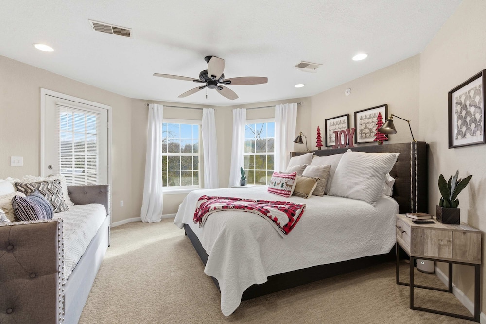 The Ozark Getaway Stay for 6