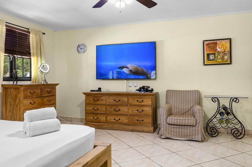 Luxurious Haven in the Heart of the Island Pool